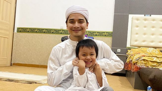 Potret kedekatan Yusuf dengan sang ayah Alvin Faiz (Instagram/@alvin_411)