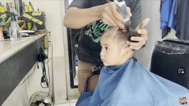 Kiano Tiger Wong akhirnya meneruskan potong rambut di tukang cukur. [YouTube Baim Paula]