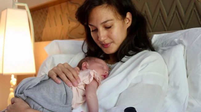 Gaya Nadine Chandrawinata Momong Baby Djiwa (Instagram/@nadinelist)