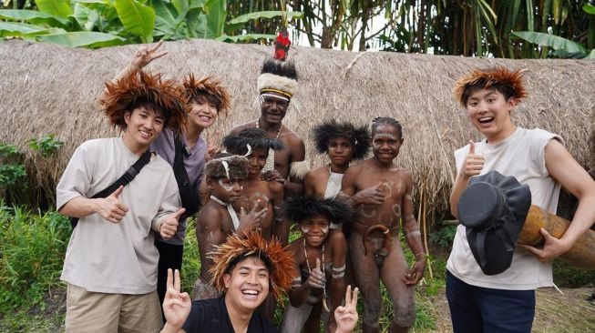 Potret Jerome Polin dan Waseda Boys di Papua (Instagram/@jeromepolin)