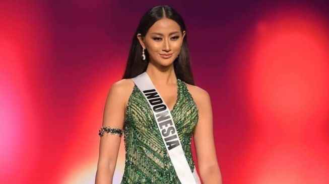 RR Ayu Maulida Putri di ajang Miss Universe 2020. (Instagram/@officialputeriindonesia)