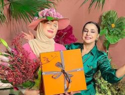 5 Momen Tasya Farasya dan Tasyi Atasyia Buka Kado, Dapat Kado Spesial dari Sang Ibu