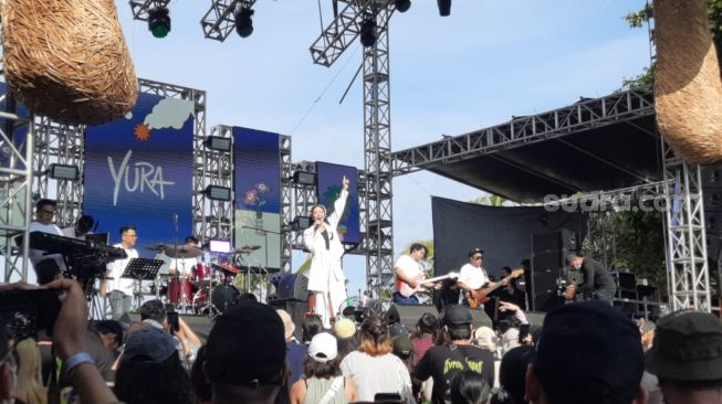 Yura Yunita tampil di Joyland Bali 2022, Sabtu (26/3/2022) [Azarphesha.com/Evi Ariska]