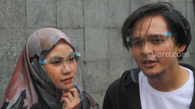 Penyanyi Anisa Rahma dan suaminya, Anandito Dwis saat ditemui di Kawasan Tandean, Jakarta Selatan, Kamis (16/7). [Azarphesha.com/Alfian Winanto]