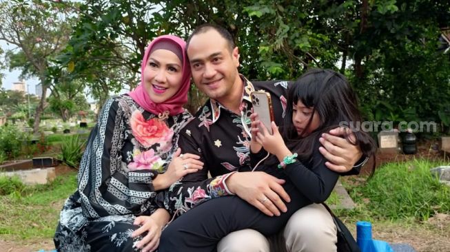 Venna Melinda, Ferry Irawan dan Vania ditemui di TPU Menteng Pulo, Jakarta Selatan pada Kamis (5/5/2022) [Azarphesha.com/Rena Pangesti]