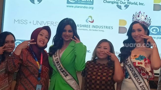 Puteri Indonesia 2022 dan Miss Universe 2021 [Azarphesha.com/Rena Pangesti]