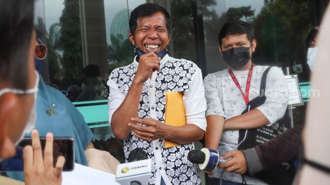 Tawa sumringah Komedian Kiwil ketika ditemui usai menjalani sidang cerai di Pengadilan Agama Jakarta Selatan, Rabu (10/2/2021). [Azarphesha.com/Alfian Winanto]