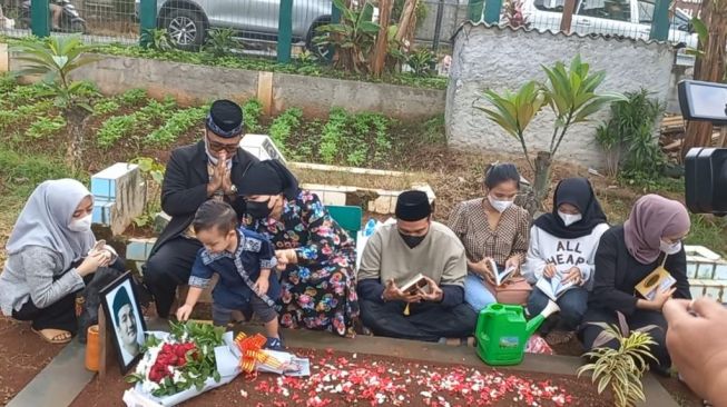 Keluarga Haji Faisal ziarah ke makam Vanessa Angel dan Bibi Ardiansyah di TPU Malaka, Jakarta pada Sabtu (26/2/2022) [Azarphesha.com/Adiyoga Priyambodo]