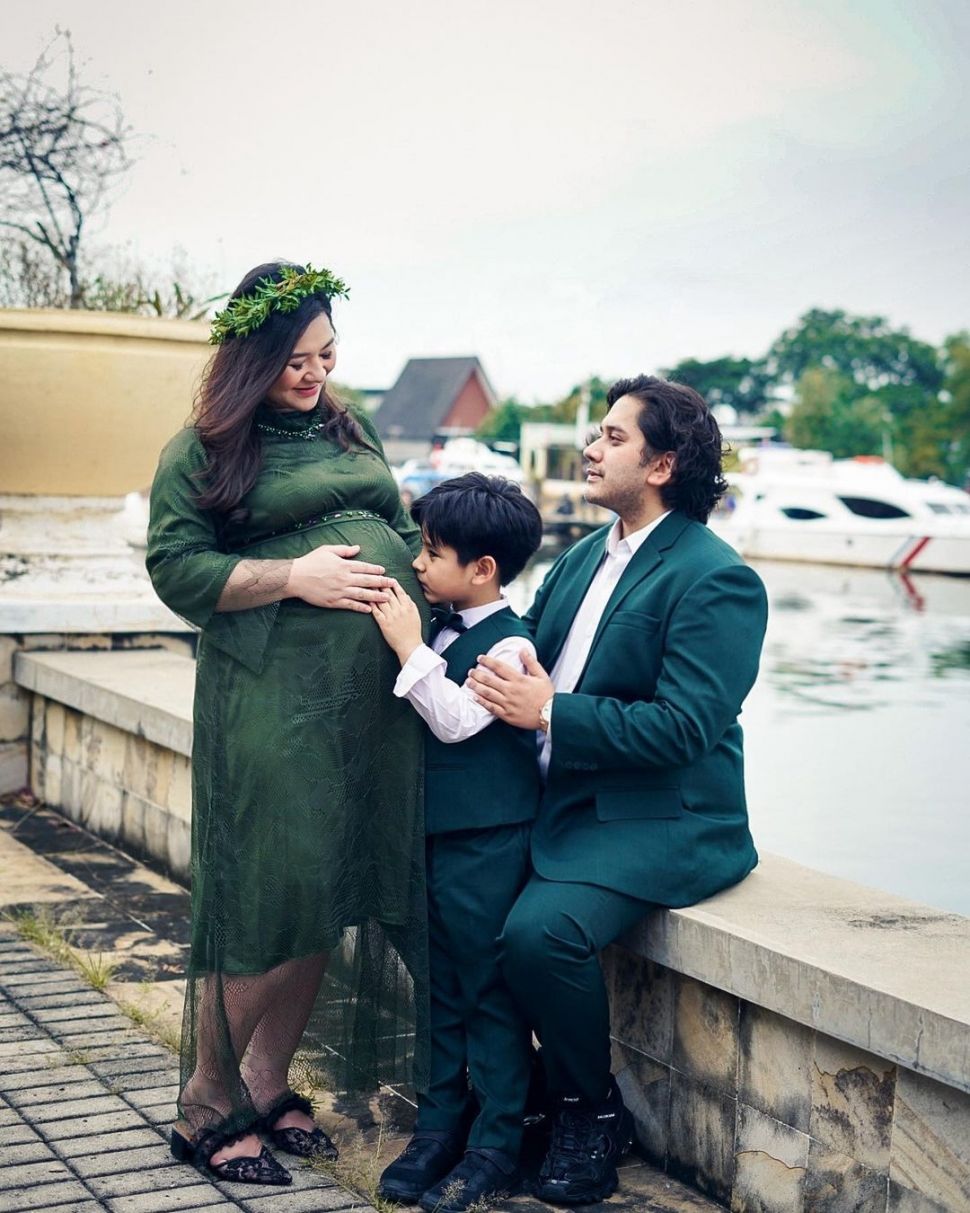 Eriska Rein melakukan foto maternity bareng suami dan putranya. [Instagram]