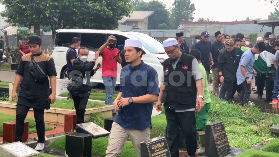 Chand Kelvin dan Rizal Armada Ikut Gotong Jenazah Ayah Dimas Seto ke Pemakaman