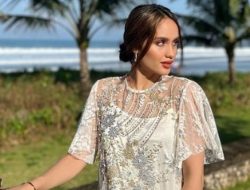 Cinta Laura Lebaran Bareng Orangtua di Bali, Outfitnya Ngejreng Banget