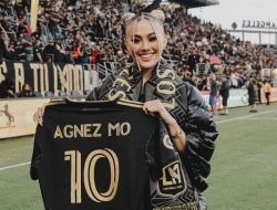 Jadi Tamu Kehormatan Los Angeles FC, Agnez Mo Dapat Jersey Carlos Vela