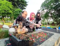 Ziarah ke Makam Ayah, Ferry Irawan Menangis: Penyesalan itu Ada