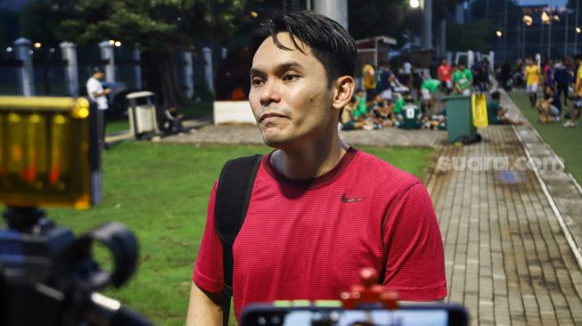 Aktor Ben Kasyafani saat ditemui di Lapangan ABC Senayan, Jakarta Pusat, Jumat (24/12/2021). [Azarphesha.com/Alfian Winanto]