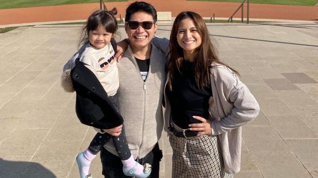 Acha Septriasa bersama suami, Vicky Kharisma dan putrinya, Bridgia. [Instagram]