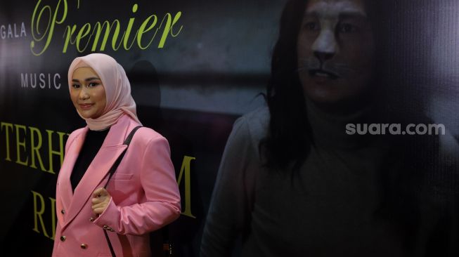 Istri Putra Siregar, Septia Siregar ditemui saat acara rilis music video "Terhukum Rindu" di Epicentrum XXI, Jakarta, Rabu (1/6/2022). [Azarphesha.com/Angga Budhiyanto]