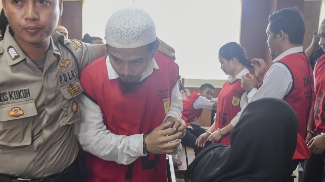 Terdakwa kasus penyalahgunaan narkoba Zul Zivilia bersiap untuk menjalani sidang vonis di Pengadilan Negeri Jakarta Utara, Rabu (18/12). [ANTARA FOTO/Galih Pradipta]]