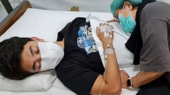 Adik Verlita Evelyn, Justin Frederick bersama sang ibu, Indah Kurnia di sebuah rumah sakit. [Instagram]