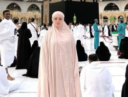 6 Potret Kristina Berangkat Umrah, Niat Ibadah untuk Almarhumah Neneknya