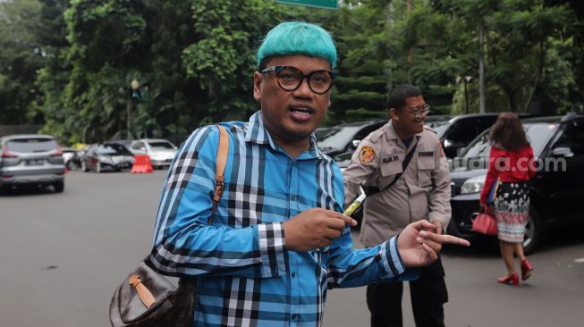 Presenter Uya Kuya tiba untuk menjalani pemeriksaan di Polda Metro Jaya, Jakarta, Rabu (25/5/2022). [Azarphesha.com/Angga Budhiyanto]