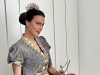 7 Potret Penampilan Sophia Latjuba di Pernikahan Eva Celia, Tampil Memikat dengan Baju Bodo Modern