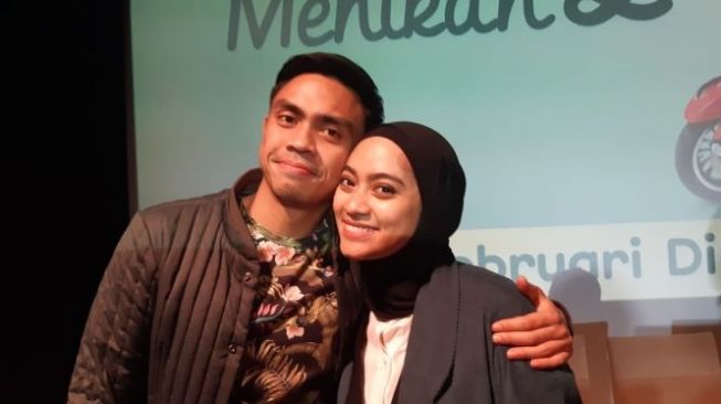  Ayudia Bing Slamet dan Suami usai gala premire film Teman Tapi Menikah 2 di Plaza Indonesia, Jakarta Pusat. (Azarphesha.com/Yuliani)