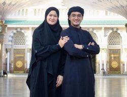 9 Potret Donna Harun Umrah Pertama Kalinya, Ditemani Ricky Harun