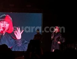 Rebahan di Konser, Isyana Sarasvati Bikin Fans Ngakak sambil Terpukau